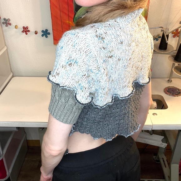 ❤️3/$30! Cropped Top Sweater Size Medium Gray Cable Knit Short Sleeve - Picture 6 of 10
